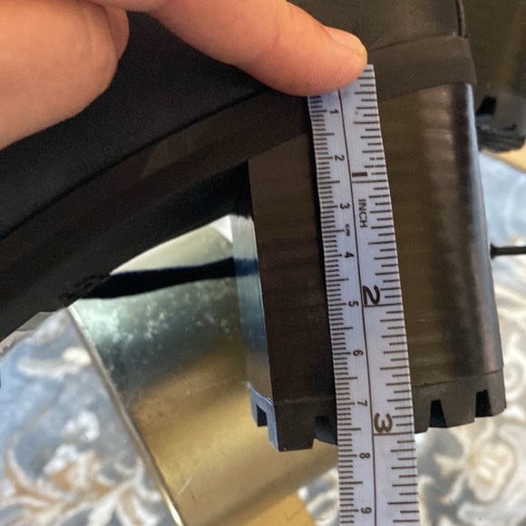 Woman lace up uggs boots - Picture 17 of 17